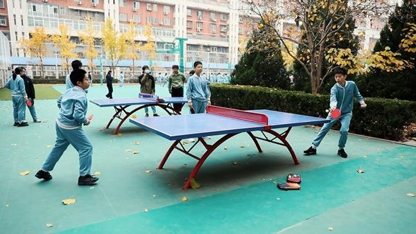 2024‎年‎11月‎15日，北京市第八中学西便门东里校区学生在课间打乒乓球。任君/摄