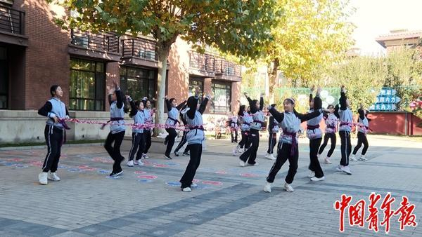 2024‎年‎11月‎4日，首都师范大学附属顺义实验小学学生在课间跳绳。中青报·中青网记者 王羽璋/摄