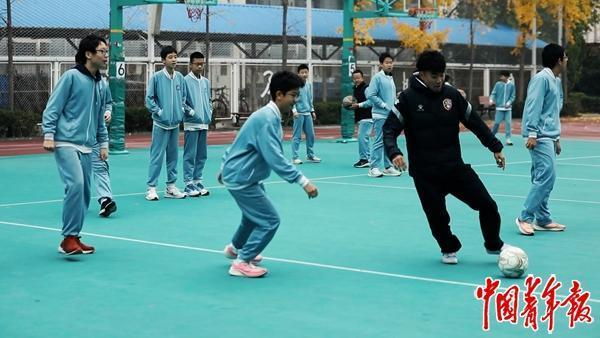 2024‎年‎11月‎15日，北京市第八中学西便门东里校区师生在课间踢足球。中青报·中青网记者 王羽璋/摄