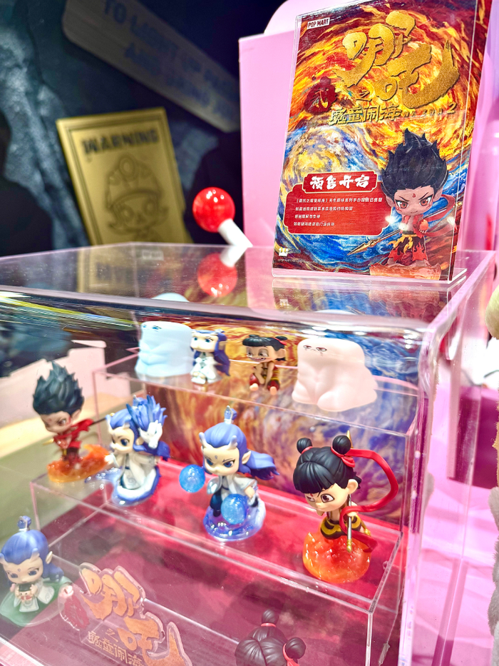 2月15日，在北京西单大悦城的泡泡玛特门店内，哪吒系列手办的展示台上显示无现货。新华网记者 闫雨昕 摄