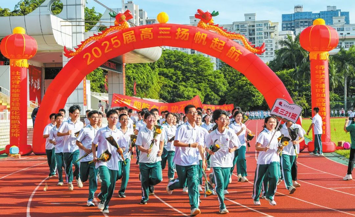 海南华侨中学举行活动，激励高三学生树立远大理想，积极备战高考。记者 康登淋 摄