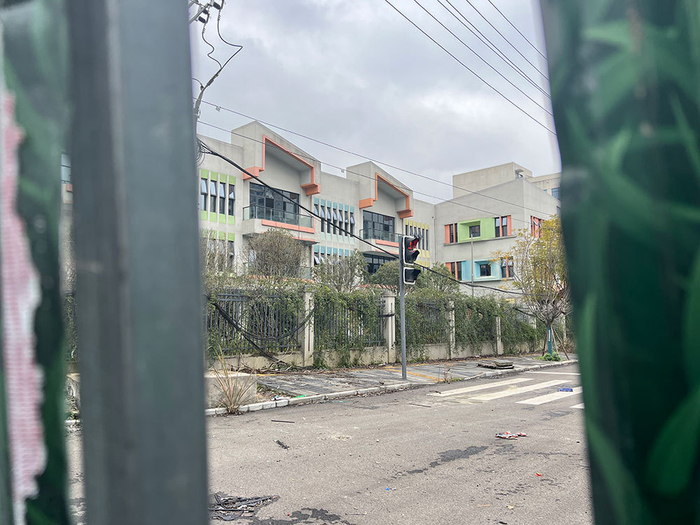 建成四年的幼儿园仍处于封闭施工状态。