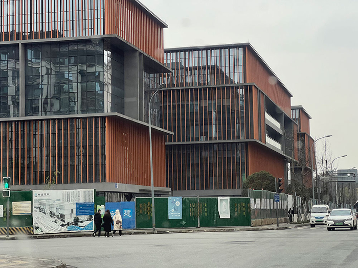 幼儿园旁边的马厂坝生活服务中心也面临同样命运。