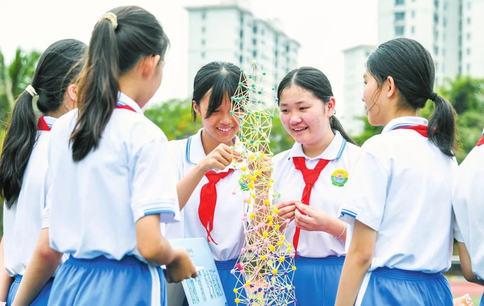 海口市琼山华侨中学校园科技节上，学生在参加趣味科技活动。记者 康登淋 摄