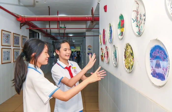 海口海港学校学生在校园内参观瓷画展览。记者 康登淋 摄