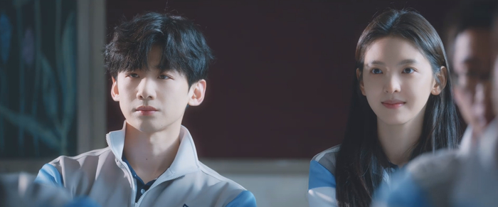 高中时候的桑延（白敬亭 饰）和温以凡（章若楠 饰）