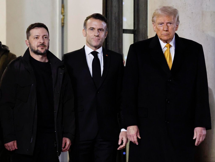 当地时间2024年12月7日，法国总统马克龙（中）与美国当选总统特朗普（右）和乌克兰总统泽连斯基会晤后走出爱丽舍宫。