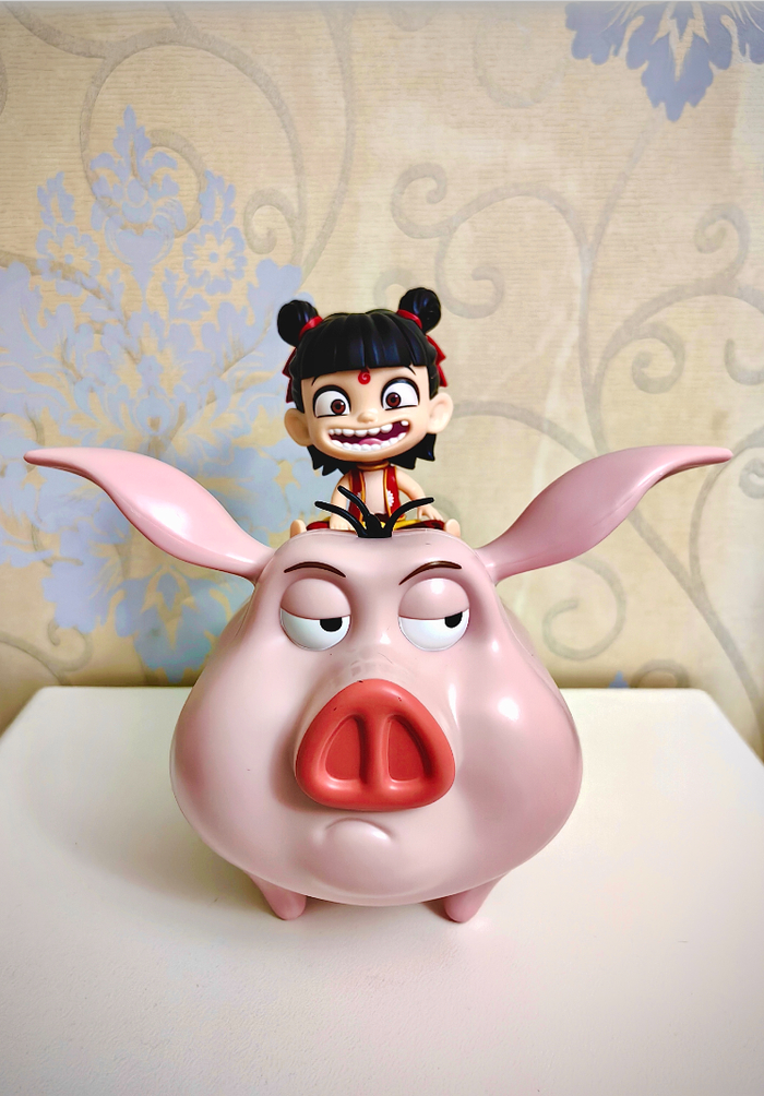 图为在北京某影院购入的哪吒飞猪爆米花桶。受访者供图