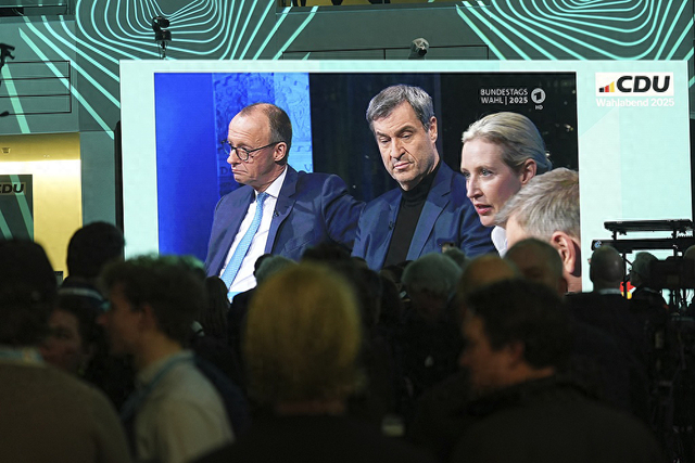 当地时间2025年2月23日，德国柏林，默茨、索德尔和魏德尔（左起）在电视讨论中通过屏幕亮相。视觉中国 图