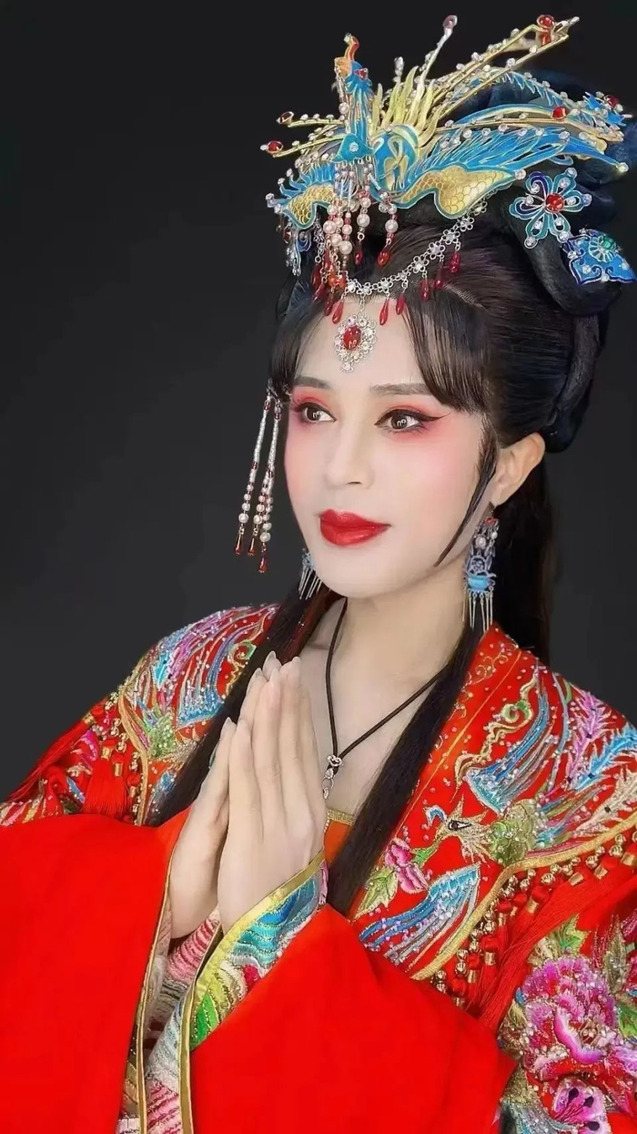 ▲网红罗大美表演台照