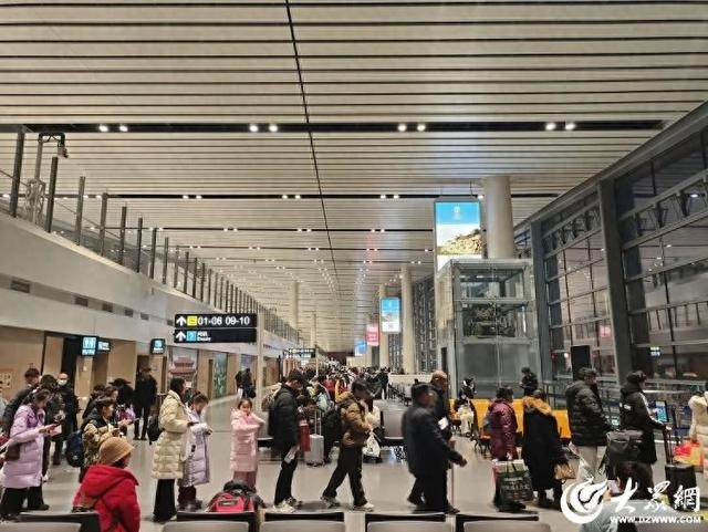 乘客有序登机
