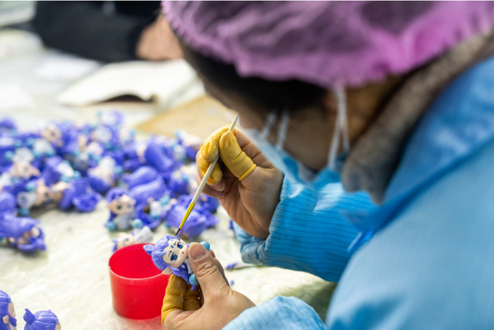 2月8日，湘潭综合保税区的湖南桑尼森迪玩具制造有限公司，工人在制作“敖丙”手办。新华社记者 陈思汗 摄