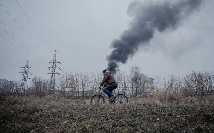 当地时间2025年1月25日，乌克兰哈尔科夫，一处能源基础设施无人机袭击后，升起烟雾