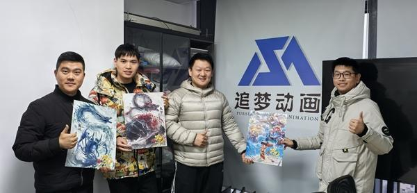 追梦动画创始人宋亮亮和动画师苏飞、杨军、李帅（从左至右）展示《哪吒2》制片方寄来的签名纪念海报。受访者供图