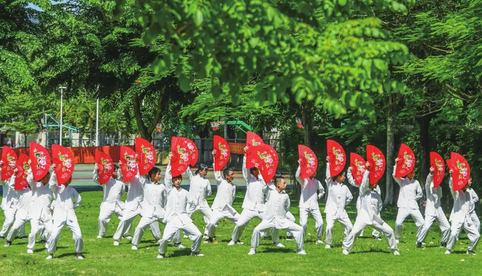 海口市第二中学学生在校内课后服务期间练习太极扇。记者 康登淋 摄