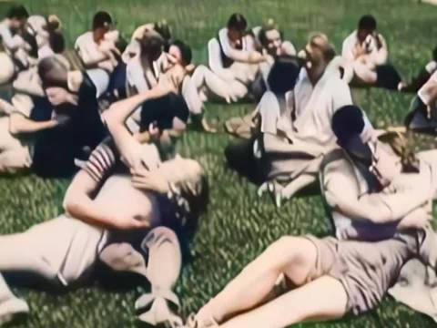 额,1939年美国大学生上课,男女同学亲吻,实在太开放