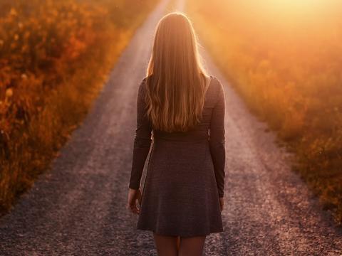 判断一个中年女人爱不爱你，最顶级的智慧：装穷