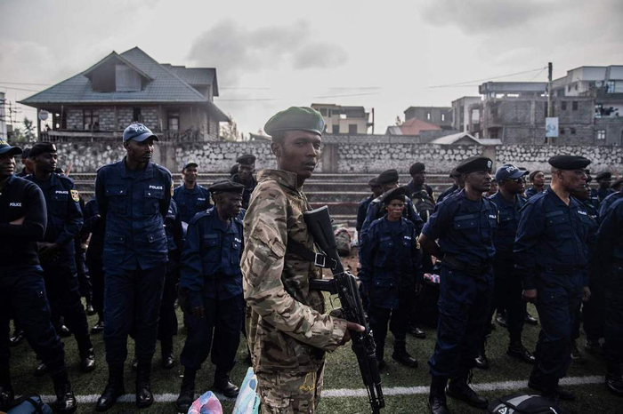 当地时间2025年2月23日，刚果（金）戈马，M23运动的一名成员在警戒，来自布卡武的刚果警方在此列队登记。