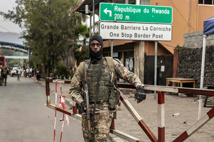 当地时间2025年1月29日，M23 武装团体的一名成员（中）在戈马监视进入卢旺达边境的通道。
