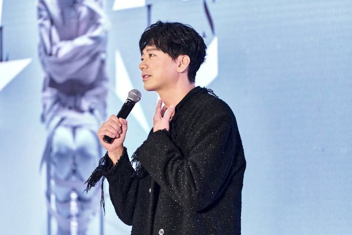 启动仪式现场，歌手苏见信