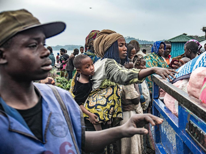 当地时间2025年1月23日，流离失所者在刚果（金）北基伍省戈马市附近的恩祖罗港搬运行李。