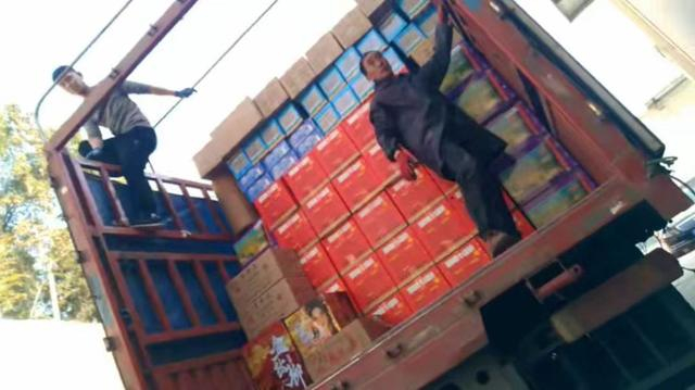 普通货车正在装载烟花。