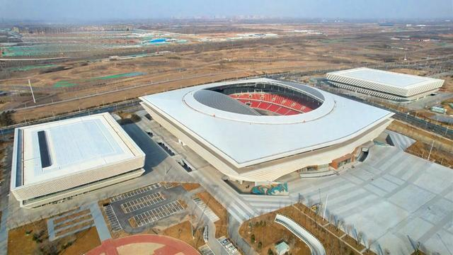 由雄安体育馆、雄安游泳馆和雄安体育场组成的雄安体育中心俯瞰图。雄安新区网信局供图