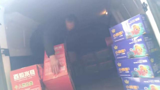 烟花公司工作人员向“货拉拉”车厢内搬运烟花。