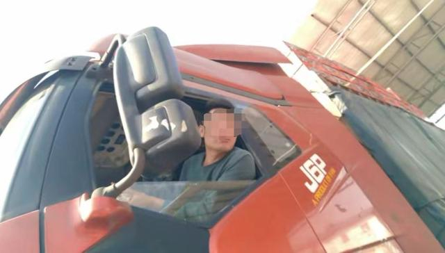 这辆高栏货车并非厢车，但司机能出示烟花爆竹运输许可证。