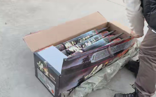 申通快递寄来的“悟空加特林”。