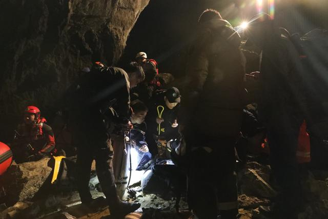 救援人员在研究救援方案。韦超才摄