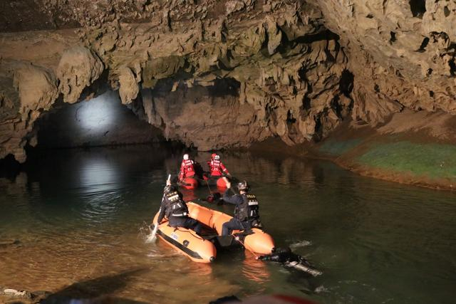 救援队水面支援组进洞搜索。韦超才摄