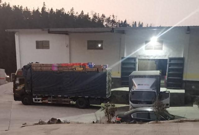 1月19日傍晚，在浏阳市红星烟花公司的仓库，一辆普通货车装满了烟花。 澎湃新闻记者 朱远祥 图 本文图片除标注外，均为暗访的视频截图