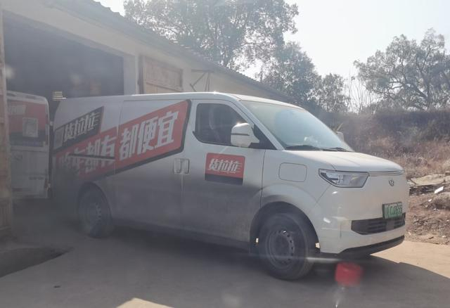 在浏阳市金琥三力出口鞭炮烟花公司的仓库门口，停着一辆来运货的“货拉拉”。 澎湃新闻记者 朱远祥 图