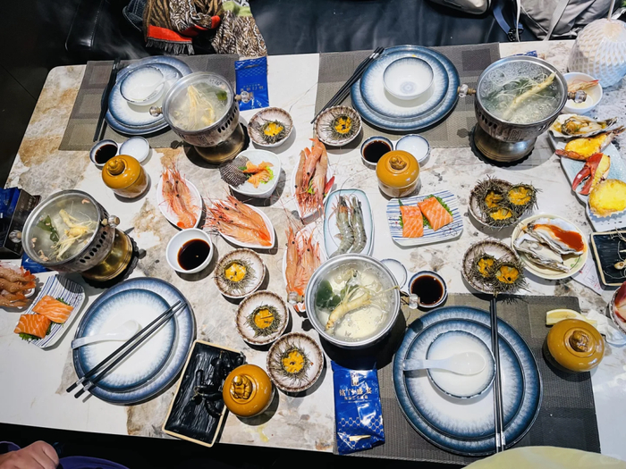 〓食客们吃海鲜自助开始追求性价比，是否能吃回本成了选餐准则。图 / 讲述者提供