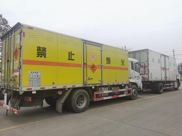 萍乡市达金物流公司院内停放的危货车。