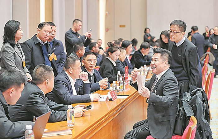     “委员·局长面对面”现场咨询交流活动现场气氛融洽热烈。  成都日报锦观新闻记者 胡大田 摄