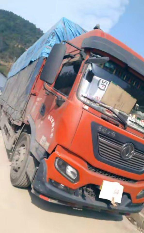 在上栗县何家冲出口花炮厂的仓库，停放着装好货的货车，车牌被遮掩。