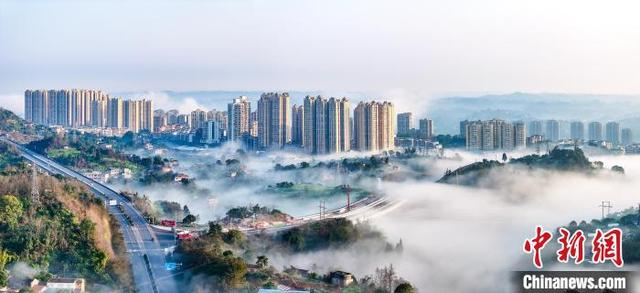 合江县城云雾缭绕，景美如画。李贵平 摄