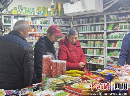 川北农资市场内，群众在挑选种子。 张艾佳 供图