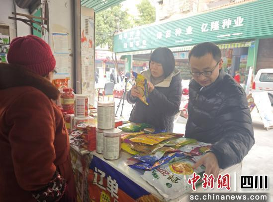 川北农资市场内，群众在挑选种子。 张艾佳 供图