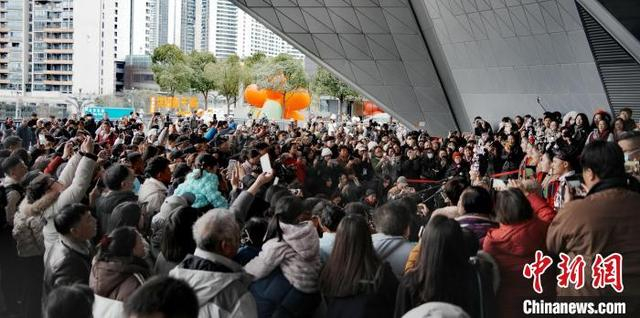2月25日，为《哪吒2》电影配乐的贵州舞乐蝉歌乐团来到贵阳越界影城唱侗族大歌，吸引众多观众现场聆听。周燕玲摄