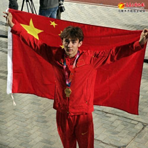 　　赛场上身穿红色国家队队服的艾力西尔·吾买尔。资料图片