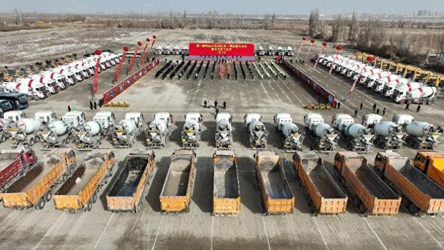 2月24日，第一师阿拉尔市举行2025年一季度重大项目集中开复工仪式。图为阿拉尔经济技术开发区主会场。彭宇轩 摄 