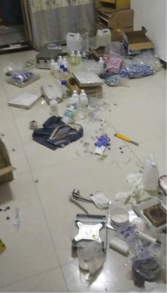 出租屋里杂乱堆放的类固醇原材料。视频截图