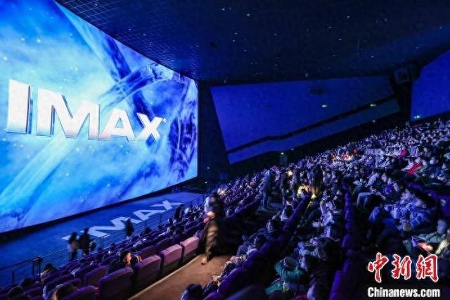 图为观众在贵州省贵阳市越界影城的IMAX GT厅观影。 中新社记者 瞿宏伦 摄