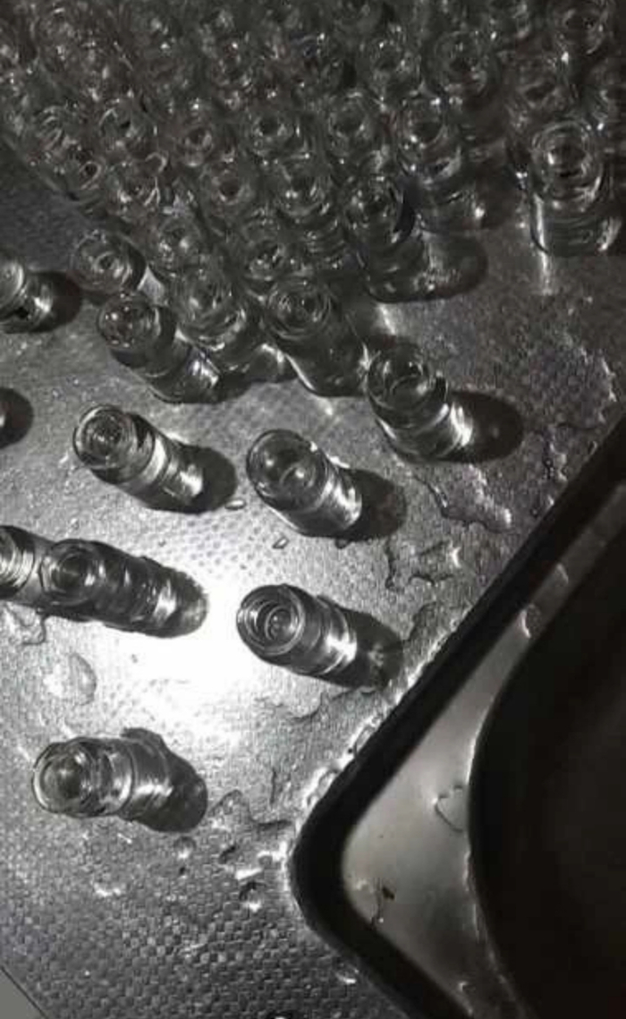 药贩子正在洗手池旁清洗玻璃器皿。 受访者供图