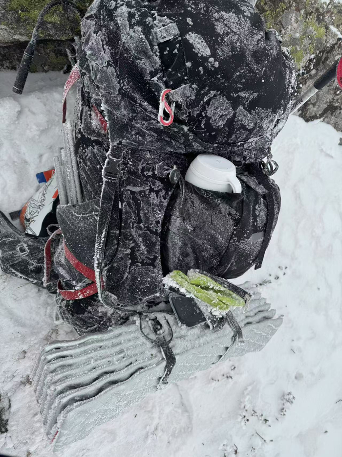 65斤重的背包，装满了孙亮穿越鳌太线的所需物资。受访者供图