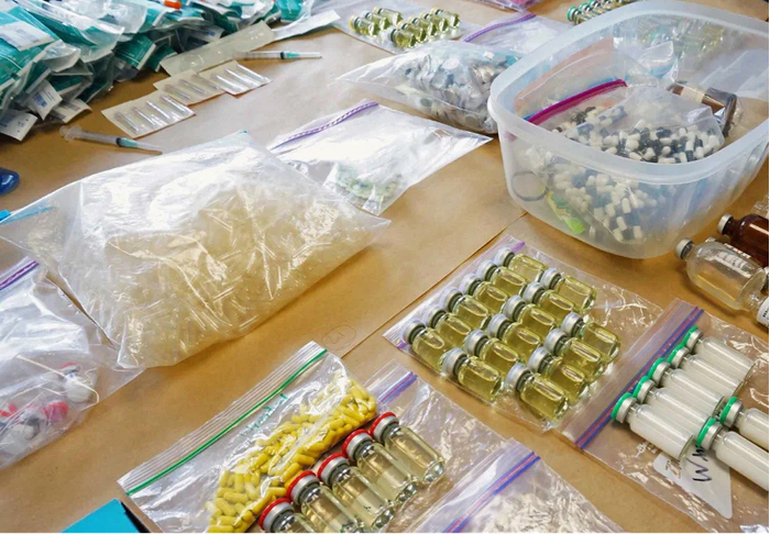 某地下小作坊生产的合成代谢类固醇药物。受访者供图