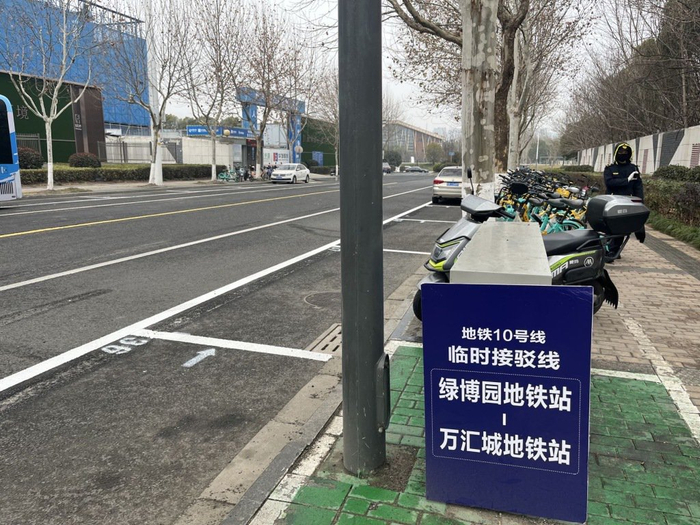 绿博园地铁站还留着一块公交临时接驳线的指示牌。 &nbsp;澎湃新闻记者 邱海鸿 图